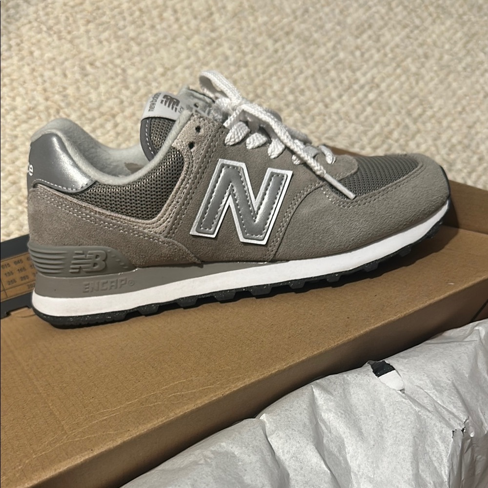 Like new women’s classic new balance 574 grey sneakers size 6.5